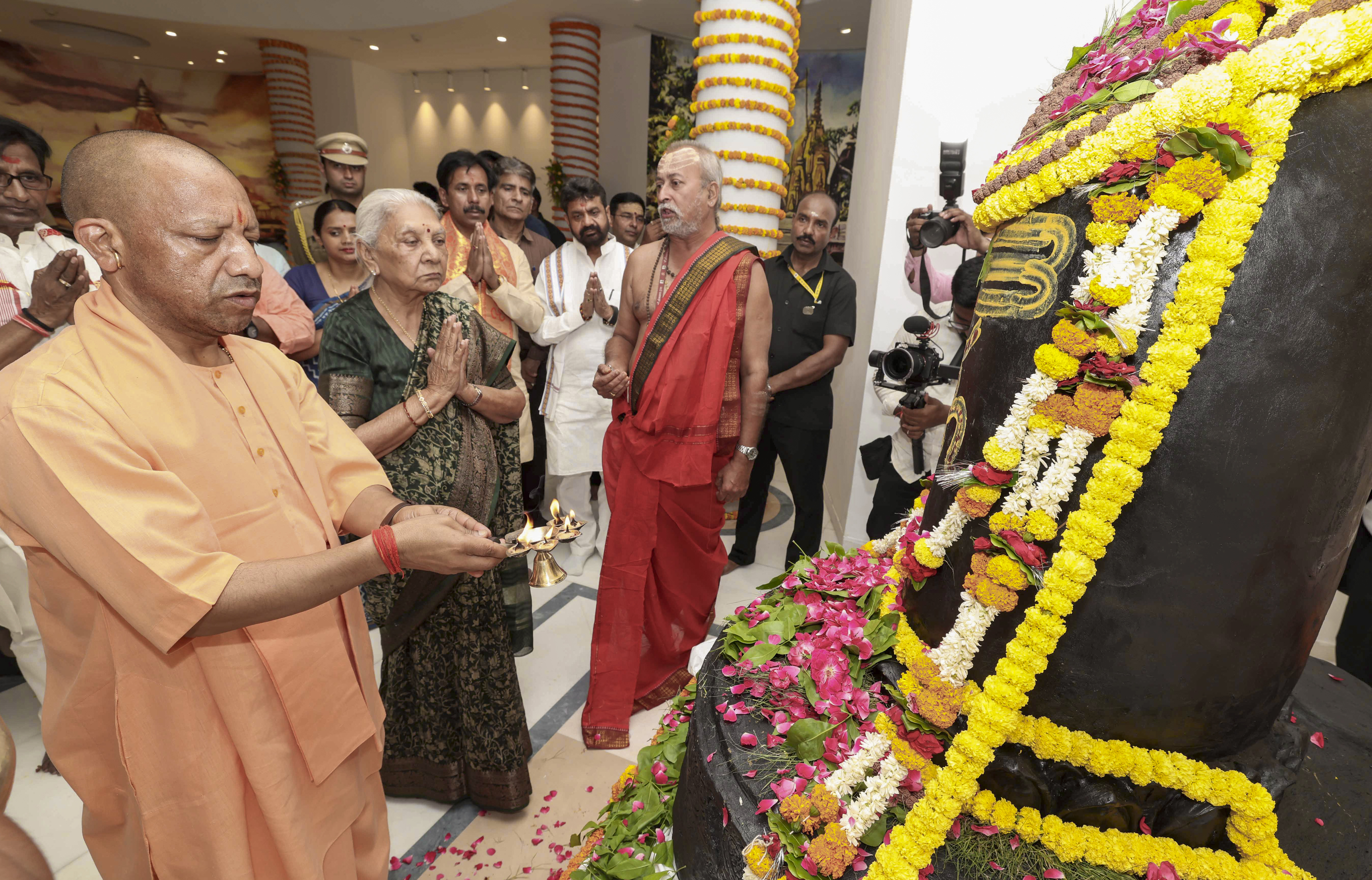 Anandiben Patel, Yogi Adityanath at Kashi Vishwanath Temple