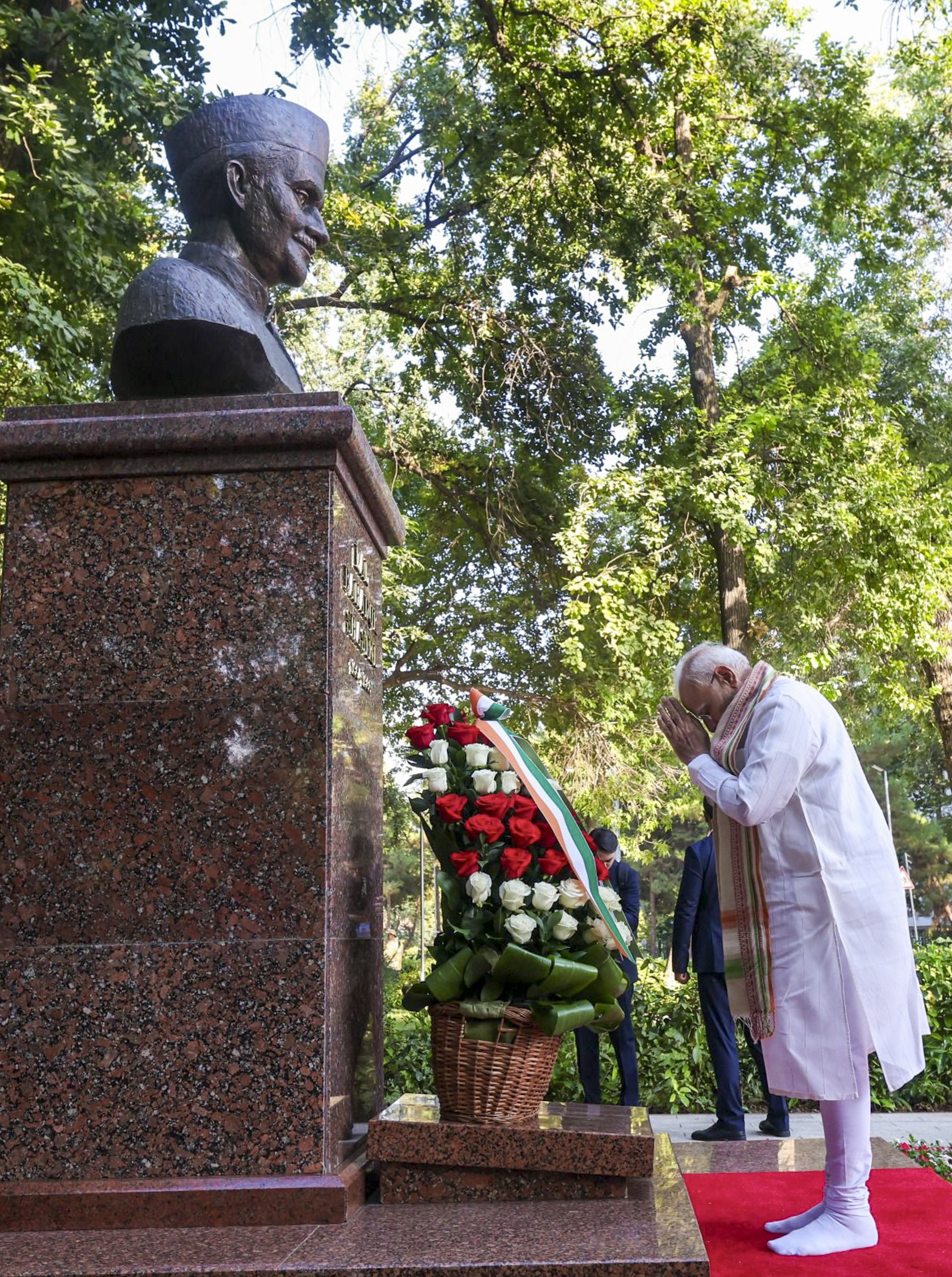 मोदी ने ताशकंद में लाल बहादुर शास्त्री को श्रद्धांजलि दी, उज्बेक राष्ट्रपति  के साथ पौधा लगाया